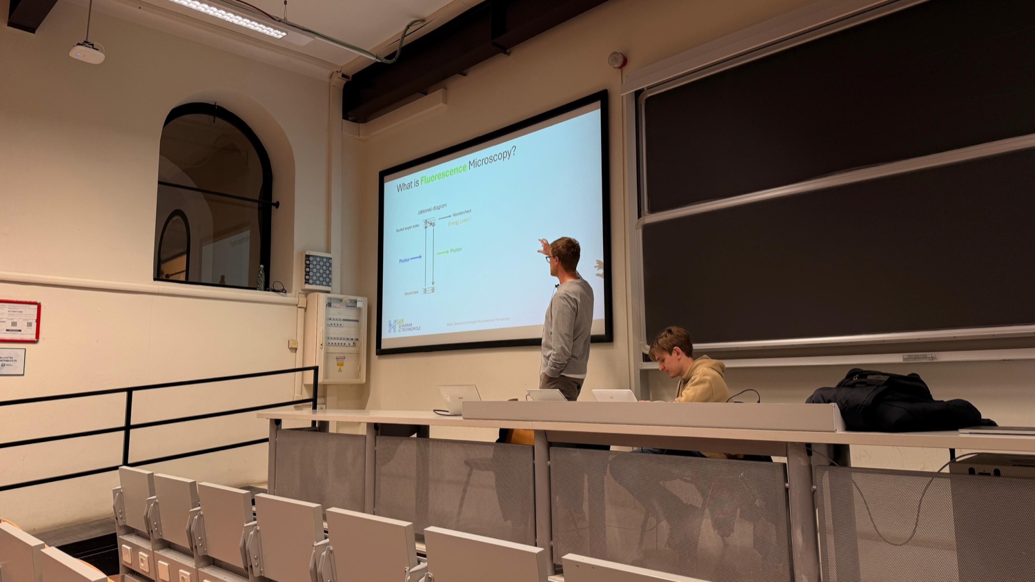 Federico Carrara presenting on spectral unmixing in fluorescence microscopy